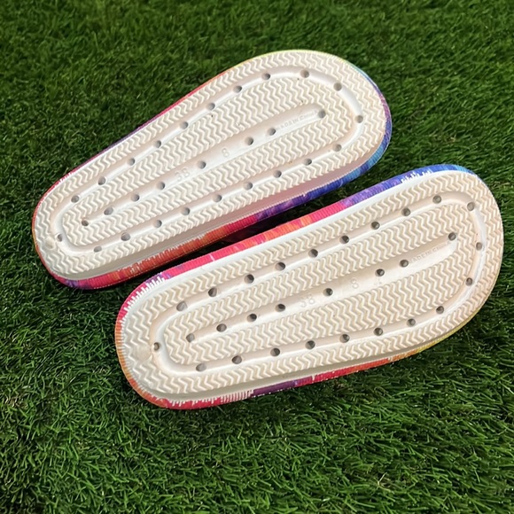 CUSHIONAIRE Women's Feather recovery slide sandals with +Comfort - Picture 4 of 4